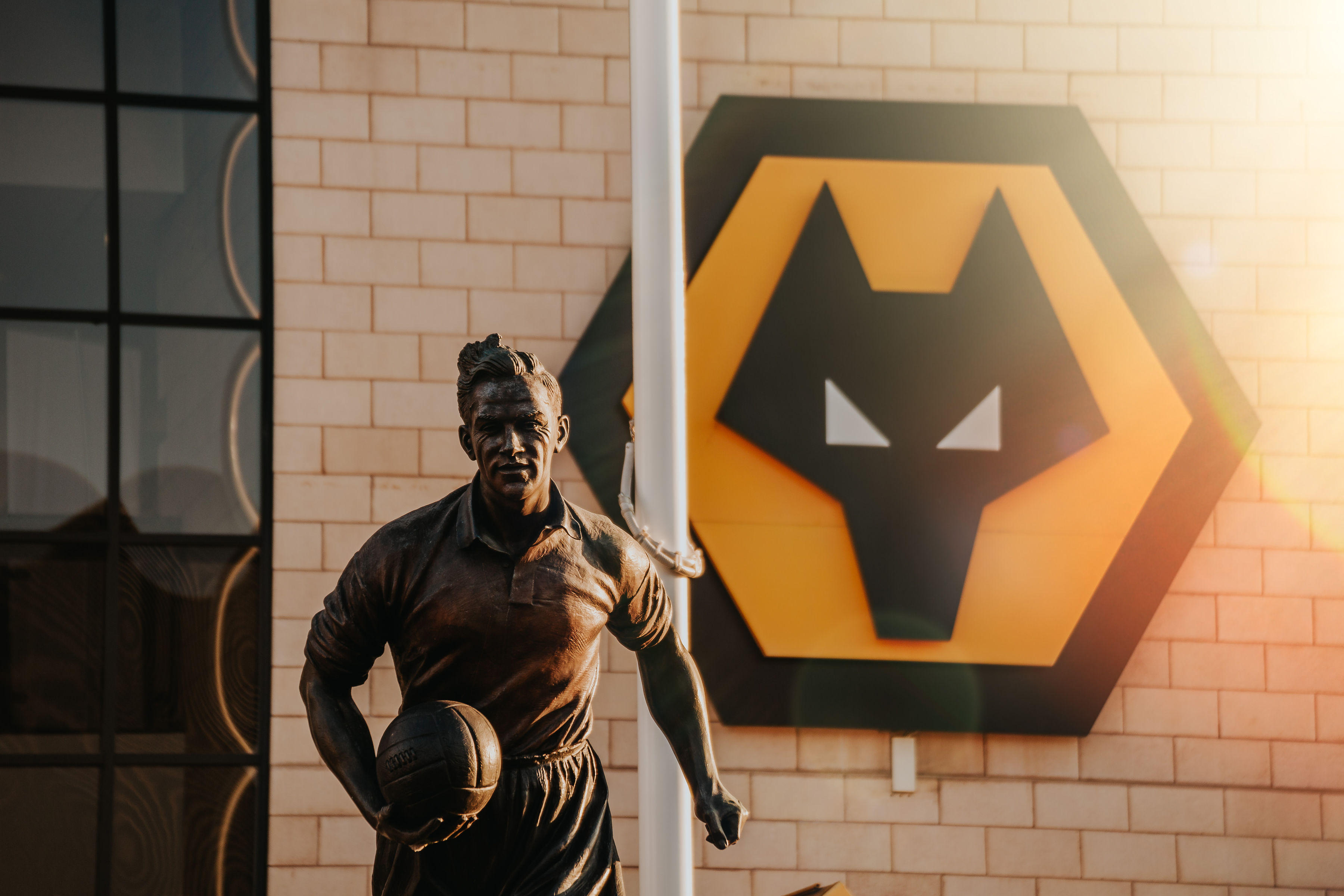 2023-04/statue-of-billy-wright-molineux-stadium-2